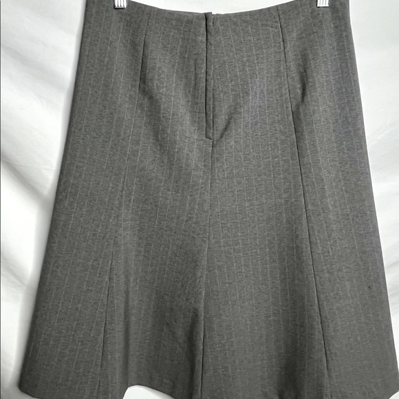Grey pin stripe Skirt with slight flare - back zipper - 4 - Picture 5 of 8